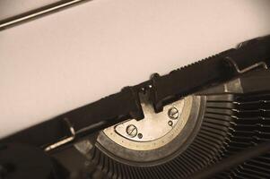 vista lateral de uma velha máquina de escrever na cor vintage. foto