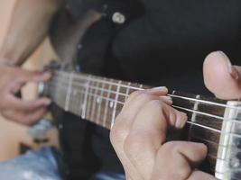 guitarrista artista de música guitarrista de rock como tocar acorde suave e desfocar o fundo do conceito do músico. foto