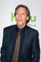 los angeles, 5 de agosto - hugh laurie no hulu tca summer 2016 press tour no beverly hilton hotel em 5 de agosto de 2016 em beverly hills, ca foto