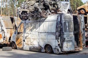 muitos carros queimados enferrujados em irpen, depois de serem baleados pelos militares russos. guerra da rússia contra a ucrânia. cemitério de carros destruídos de civis que tentaram. ucrânia, irpen - 12 de maio de 2022. foto