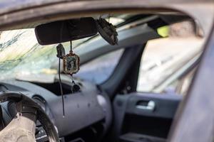 o amuleto de ícone no carro de nicholas, o milagreiro, em um cordão. o emblema fica convenientemente pendurado no espelho retrovisor do carro. tradução serafins de sarov, o milagreiro. foto