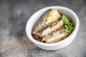 sardinha peixe enlatado marisco fresco refeição comida lanche dieta na mesa cópia espaço comida fundo vista superior rústica foto