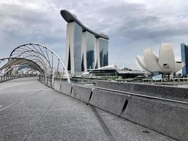 singapore 3 de julho de 2022 vista nublada nas areias da baía da marina e ponte helix em marcos de singapura foto