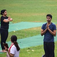 nova delhi, índia, 18 de junho de 2022 - aula de exercícios de ioga em grupo surya namaskar para pessoas de diferentes idades no jardim de lodhi, dia internacional de ioga, grande grupo de adultos participando de uma aula de ioga no parque foto