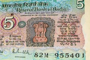 raras notas antigas de cinco rupias combinadas na mesa, dinheiro da índia na mesa rotativa. notas antigas de moeda indiana em uma mesa rotativa, moeda indiana em cima da mesa foto