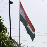 bandeira da índia voando alto no lugar de connaught com orgulho no céu azul, bandeira da índia tremulando, bandeira indiana no dia da independência e dia da república da índia, tiro inclinado, acenando bandeira indiana, bandeiras da índia voando foto