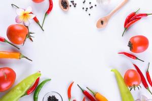 ingredientes asiáticos comida especiarias frescas vegetais tomate, pimenta, alho, pimenta, vista superior do plumeria com espaço para texto. foto