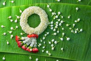 guirlanda de jasmim tradicional tailandesa. símbolo do dia das mães na tailândia na folha de bananeira foto