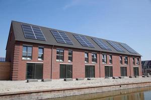 novas casas de família com painéis solares no telhado foto