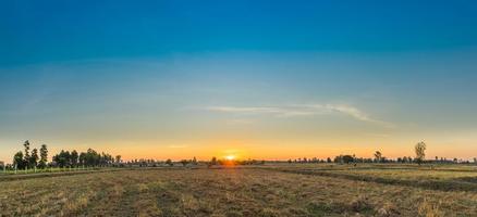 paisagem rural os campos ao nascer do sol de manhã e lindo céu foto