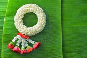 guirlanda de jasmim tradicional tailandesa. símbolo do dia das mães na tailândia na folha de bananeira foto