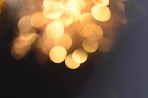 textura de iluminação de bokeh de brilho dourado turva fundo abstrato para aniversário, aniversário, casamento, véspera de ano novo ou natal foto