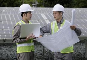 dois engenheiros industriais asiáticos no trabalho. foto