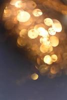 textura de iluminação de bokeh de brilho dourado turva fundo abstrato para aniversário, aniversário, casamento, véspera de ano novo ou natal foto