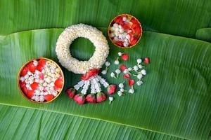 guirlanda de jasmim tradicional tailandesa. símbolo do dia das mães na tailândia na folha de bananeira foto