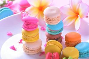 macarons coloridos ou sobremesa de macaroons doce lindo para comer foto