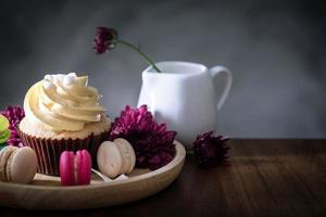 macarons ou macaroons e cupcakes na sobremesa de madeira doce lindo para comer