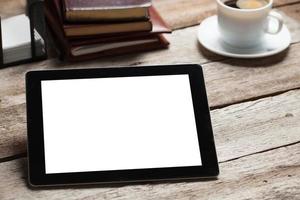 tela do pc tablet digital na mesa de madeira