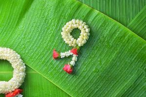 guirlanda de jasmim tradicional tailandesa. símbolo do dia das mães na tailândia na folha de bananeira foto