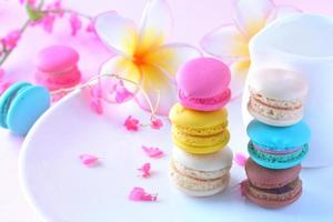 macarons coloridos ou sobremesa de macaroons doce lindo para comer foto