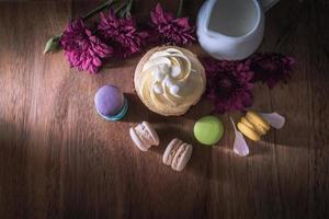 macarons ou macaroons e cupcakes na sobremesa de madeira doce lindo para comer foto