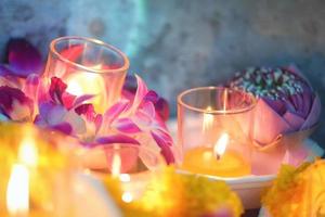 caminhada de flores de cultura tailandesa à luz de velas no dia de asalha puja, dia de magha puja, dia de visakha puja foto