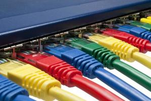 plugues de rede Ethernet multicoloridos conectados a um roteador / switch