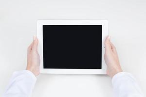 médico segurando um tablet com espaço de texto livre foto