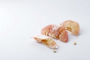 polpa de pomelo suculenta fresca descascada e casca isolada no fundo branco foto
