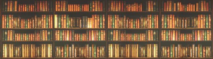 panorama turva estante muitos livros antigos em uma livraria ou biblioteca. foto