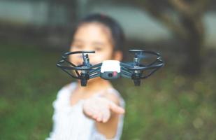 criança brincando com drone ao ar livre no dia de verão foto