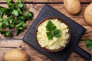 purê de batatas de creme caseiro em um prato com salsa. foto