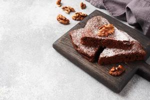 brownie de chocolate caseiro com nozes. assando bolo de chocolate. espaço de cópia foto