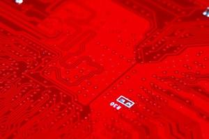close-up do circuito vermelho da placa-mãe eletrônica com processador foto