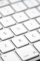 close-up de um teclado de computador moderno branco, cinza foto
