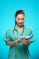 retrato de uma médica segurando um tablet digital.