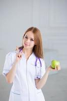 médico segurando uma maçã verde. conceito de comida saudável.
