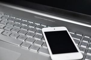 closeup imagem de um teclado com um telefone deitado acima dele