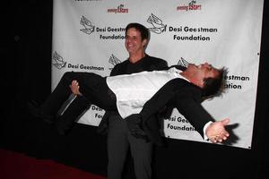 los angeles, 9 de outubro, christian leblanc e scott reeves chegam à noite com as estrelas 2010 beneficente para a fundação desi geestman no Farmer's Markettheatre em 9 de outubro de 2010 foto