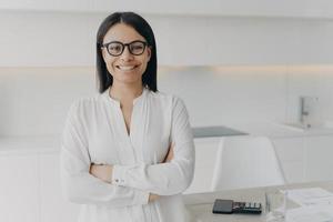 jovem executivo europeu ou ceo em pé com os braços cruzados e sorrindo. carreira e liderança. foto