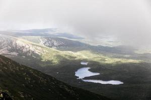 vista aérea da paisagem nebulosa foto