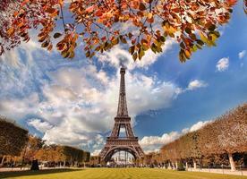 torre eiffel com árvore de outono em paris, frança foto