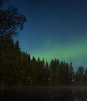 as luzes do norte sobre a finlândia foto