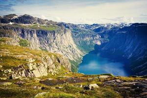 panorama de verão norueguês lindo paisagem de montanha perto de trolltunga, Noruega foto