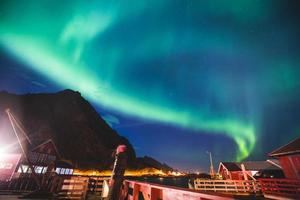 aurora boreal massiva e vibrante aurora boreal na noruega, ilhas lofoten