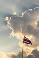 bandeira da nação tailandesa no poste de madeira