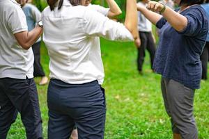 caras asiáticos na oficina de jardinagem e atuaram juntos. foto