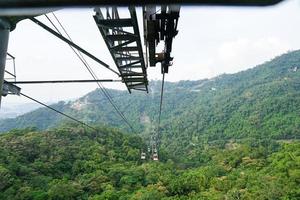 gôndola maokong com montanha ao redor., taipei, taiwan. foto