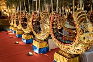antigo instrumento de música tailandesa e banda são tocados pelo estudante no evento do templo à noite. foto