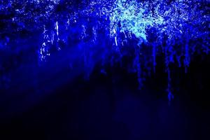 fantástico fundo de tema azul escuro embaçado e bokeh na caverna do mistério. foto